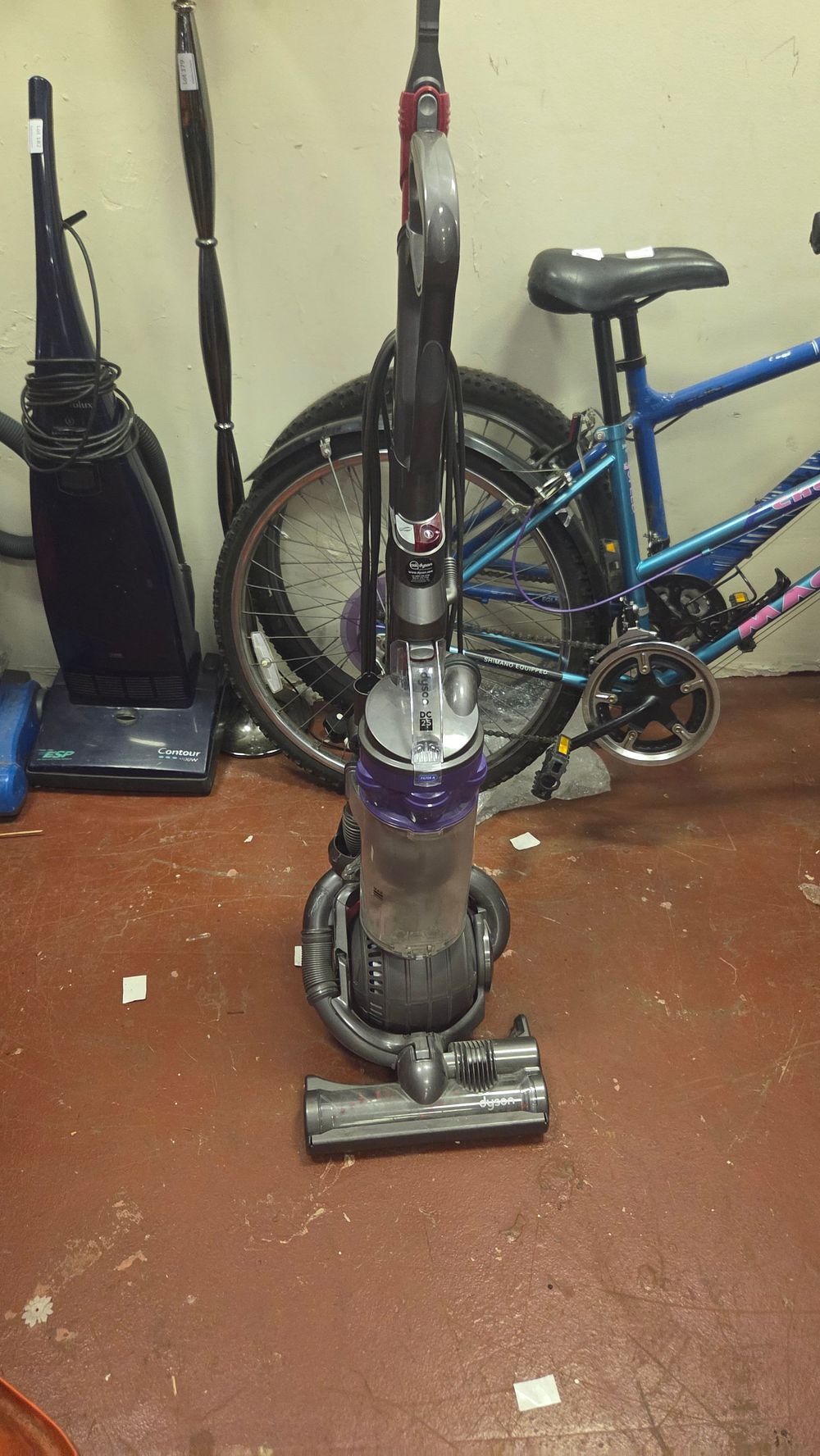 Lot 184 – A Group of Domestic Appliances and Outdoor Equipment including a Dyson DC25 Vacuum Cleaner powers on