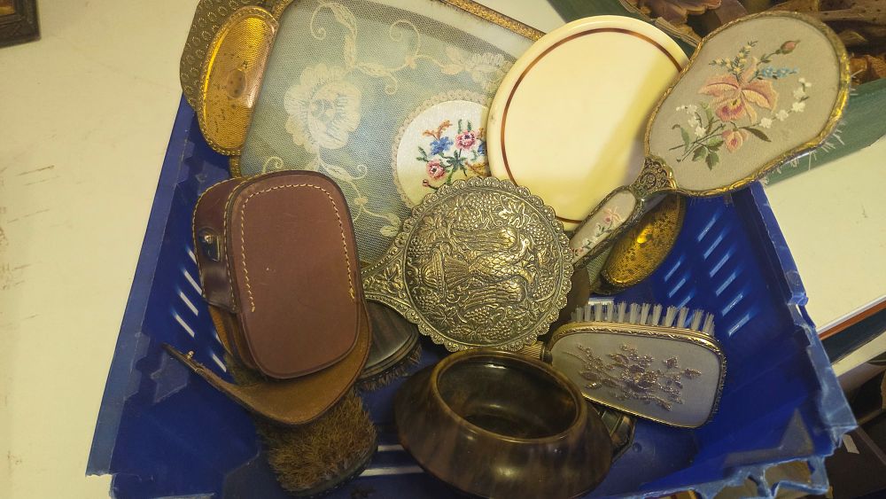 Lot 219 – An Assortment of Vintage Dressing Table and Vanity Accessories