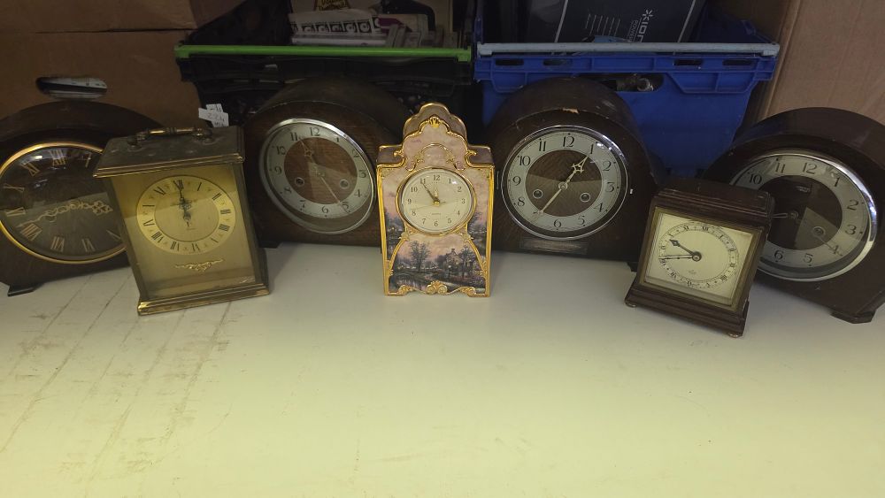 Lot 228 – A Collection of Seven Assorted Mantel and Carriage Clocks including Smiths and Thomas Kinkade