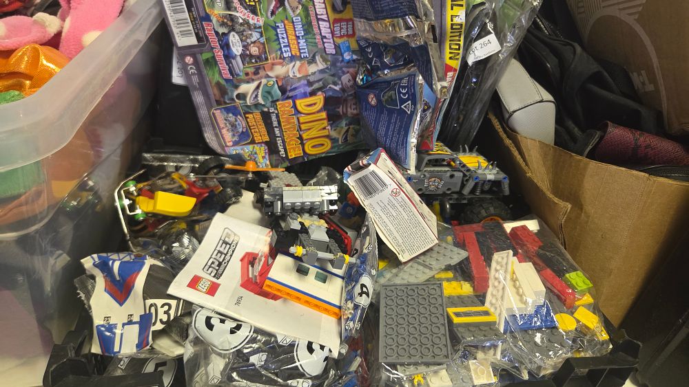 Lot 268 – A Collection of Lego Construction Toys, Manuals, and Magazines