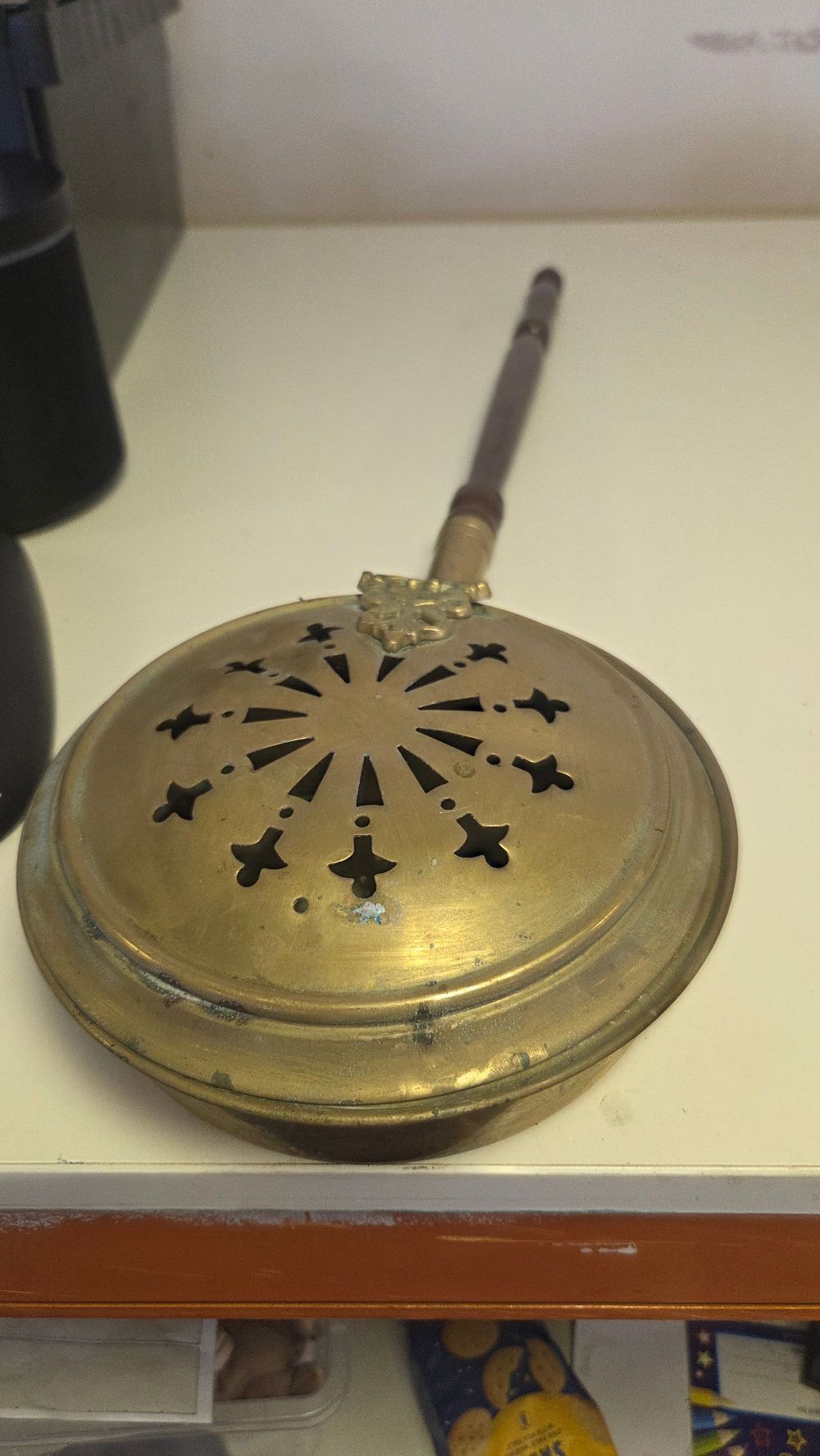 Lot 306 – Late Victorian Style Brass Bed Warmer with Turned Wooden Handle