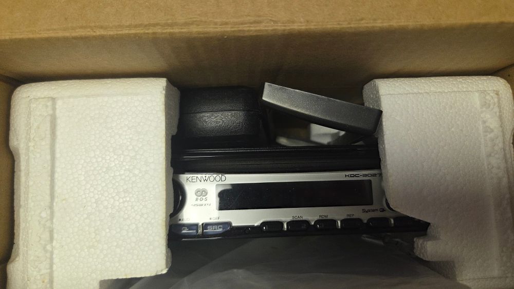 Lot 321 – Kenwood KDC-3027A Car CD-Receiver with RDS and Original Packaging