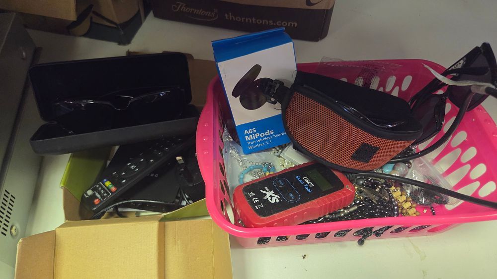 Lot 342 – An Assortment of Electronics, Automotive Tools, and Jewellery