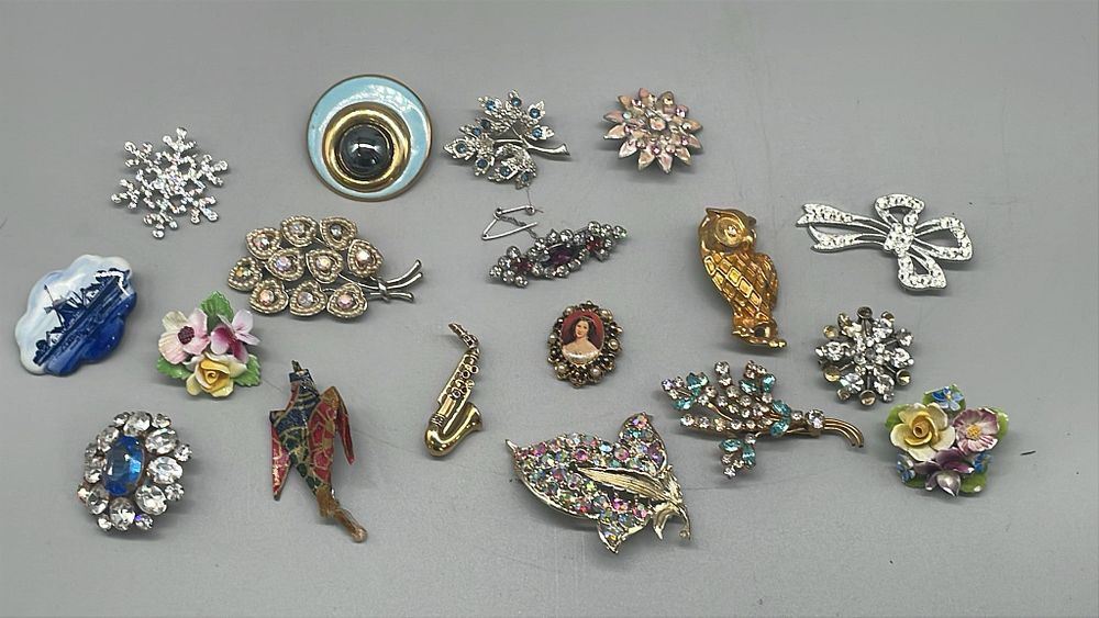 Lot 601 – An Assortment of Vintage Costume Jewellery Brooches and Pins