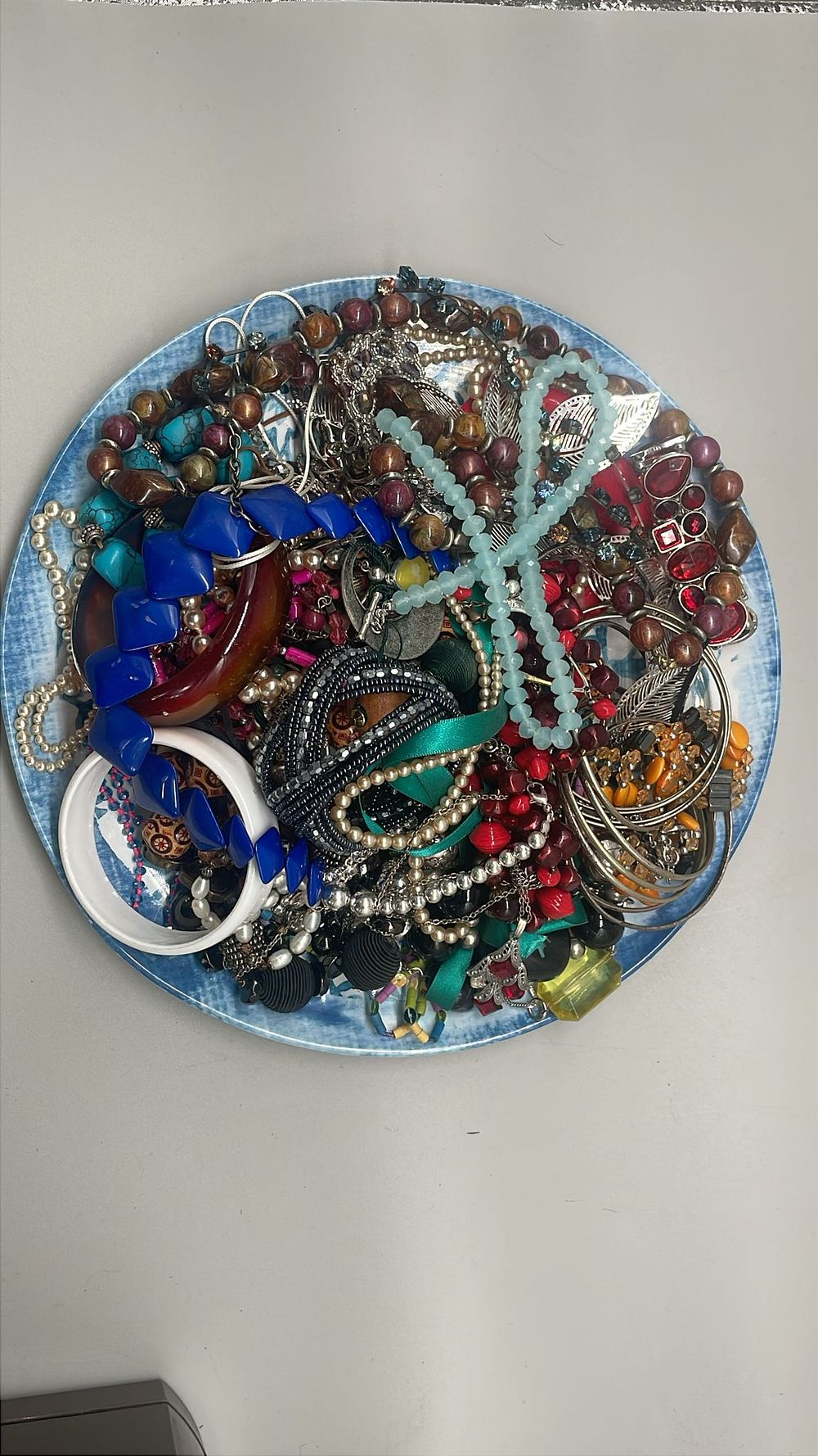 Lot 602 – A Large Assortment of Vintage and Contemporary Costume Jewellery