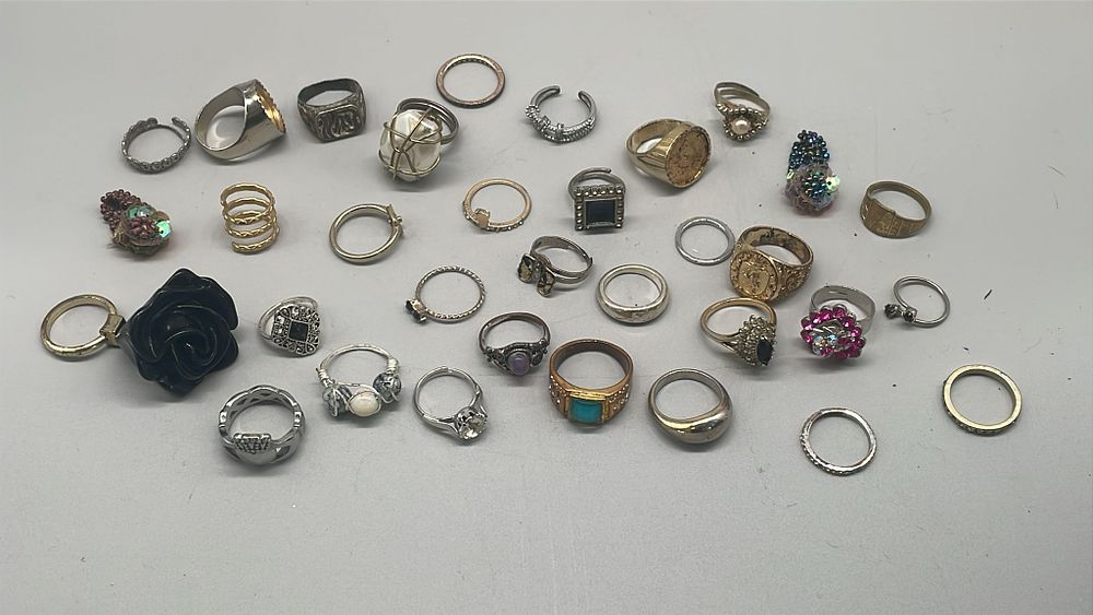 Lot 603 – An Assortment of Costume Jewellery Rings