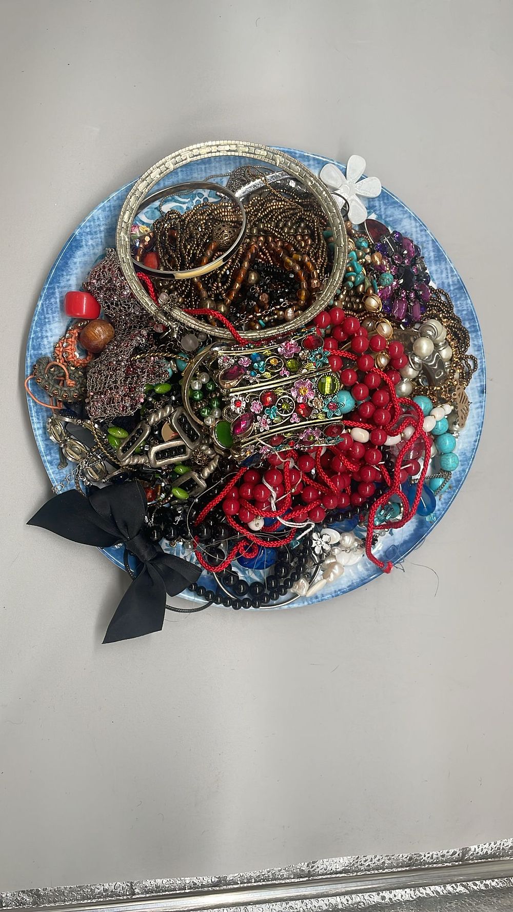 Lot 604 – An Assortment of Vintage and Contemporary Costume Jewellery