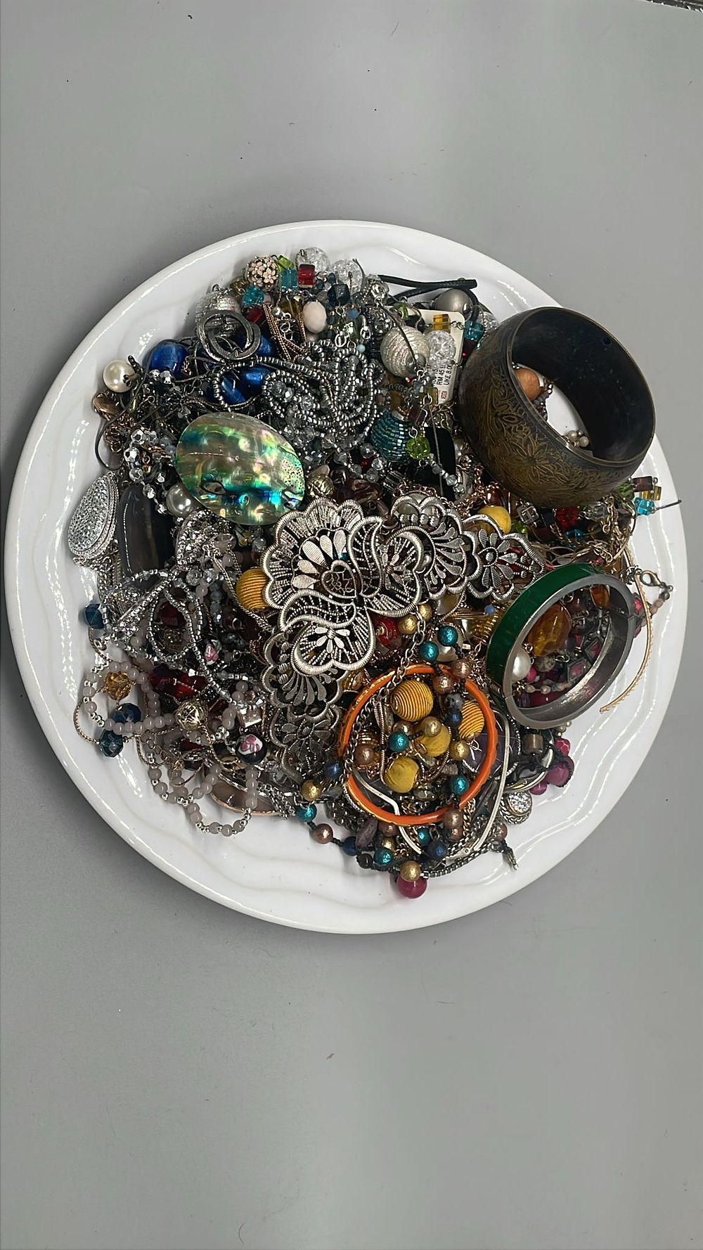 Lot 610 – An Assortment of Vintage and Contemporary Costume Jewellery
