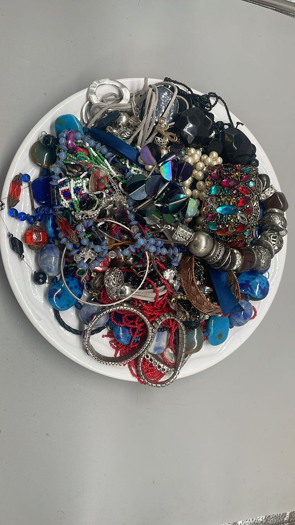 Lot 611 – A Collection of Assorted Modern and Contemporary Costume Jewellery