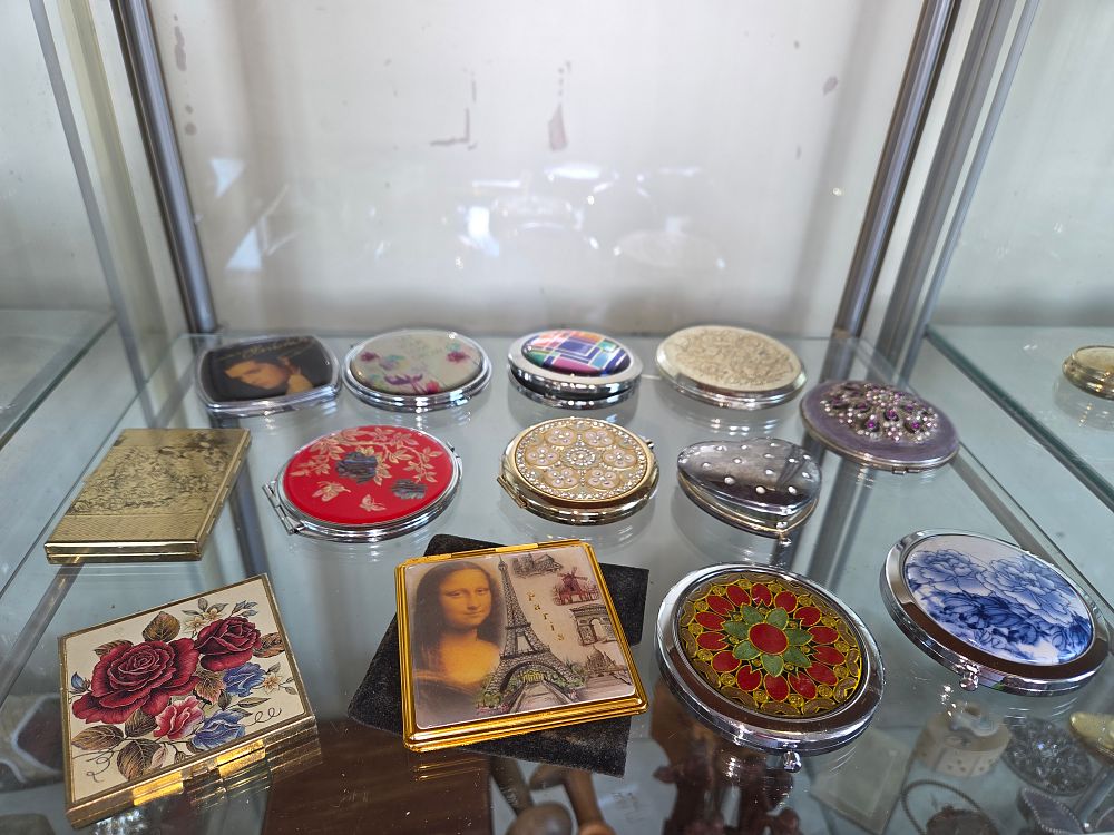 Lot 620 – An Assortment of Vintage and Novelty Powder Compacts and Handbag Mirrors