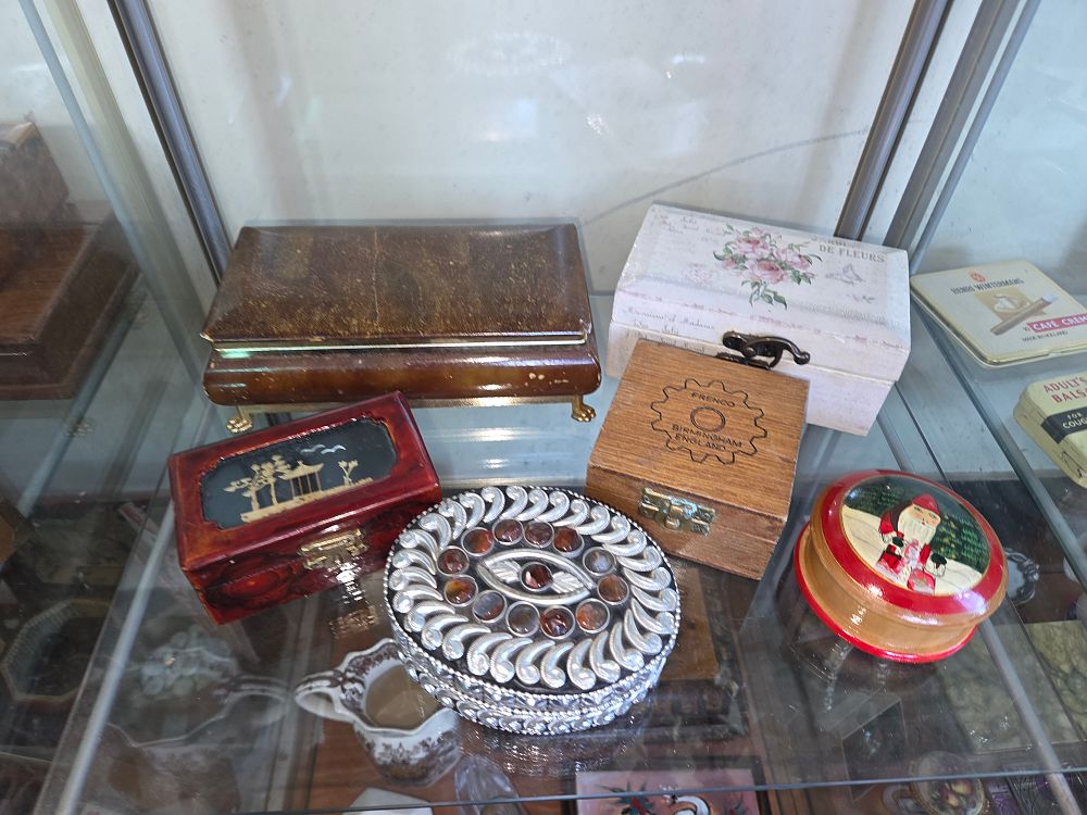 Lot 622 – A Collection of Vintage and Antique Decorative Boxes and Sundries