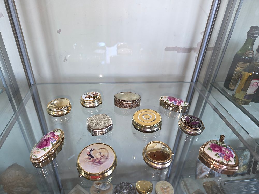 Lot 624 – A Collection of Vintage Pill and Trinket Boxes