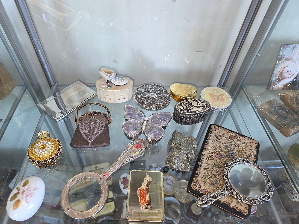 Lot 625 – A Collection of Vintage and Antique Vanity Items, Trinket Boxes, and Curiosities