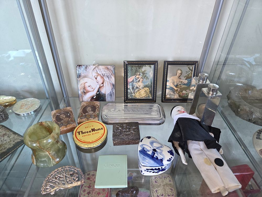 Lot 627 – A Collection of Assorted Vintage Vanity Items, Tins, and Decorative Collectibles
