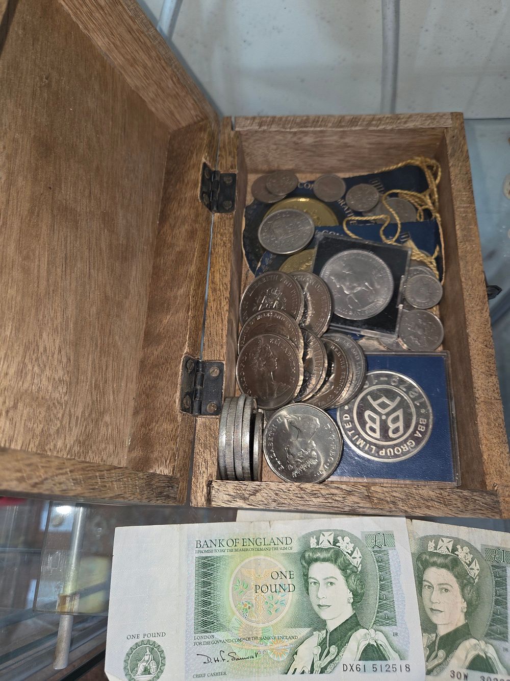 Lot 636 – UK, 20th Century, Collection of Banknotes and Commemorative Coins