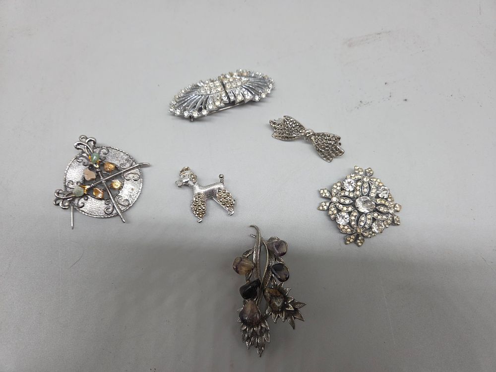 Lot 247 – A Collection of Vintage Silver-Tone Costume Jewellery Brooches