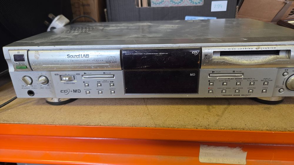 Lot 261 – Sound LAB G066 CD and MiniDisc Deck powers on