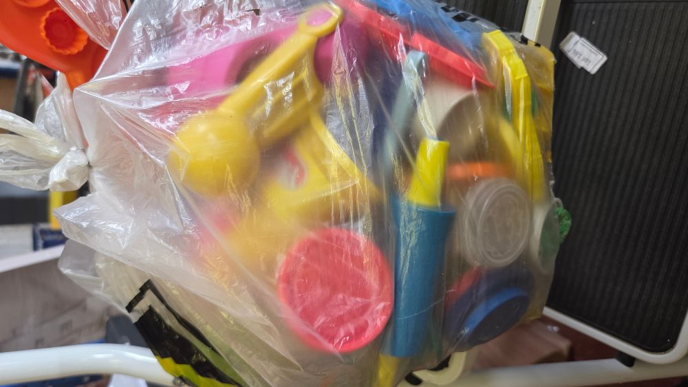Lot 325 – A Collection of Modelling Dough, Tools and Play Accessories
