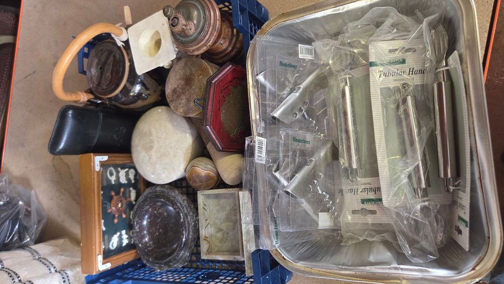 Lot 398 – An Assortment of Homelover Kitchenware and Vintage Decorative Household Items