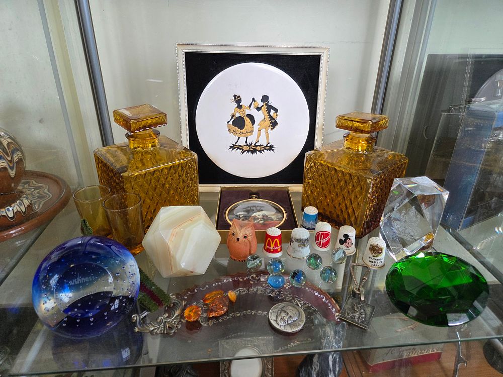Lot 611 – A Collection of Decorative Glassware, Porcelain Thimbles, and Miscellaneous Collectibles