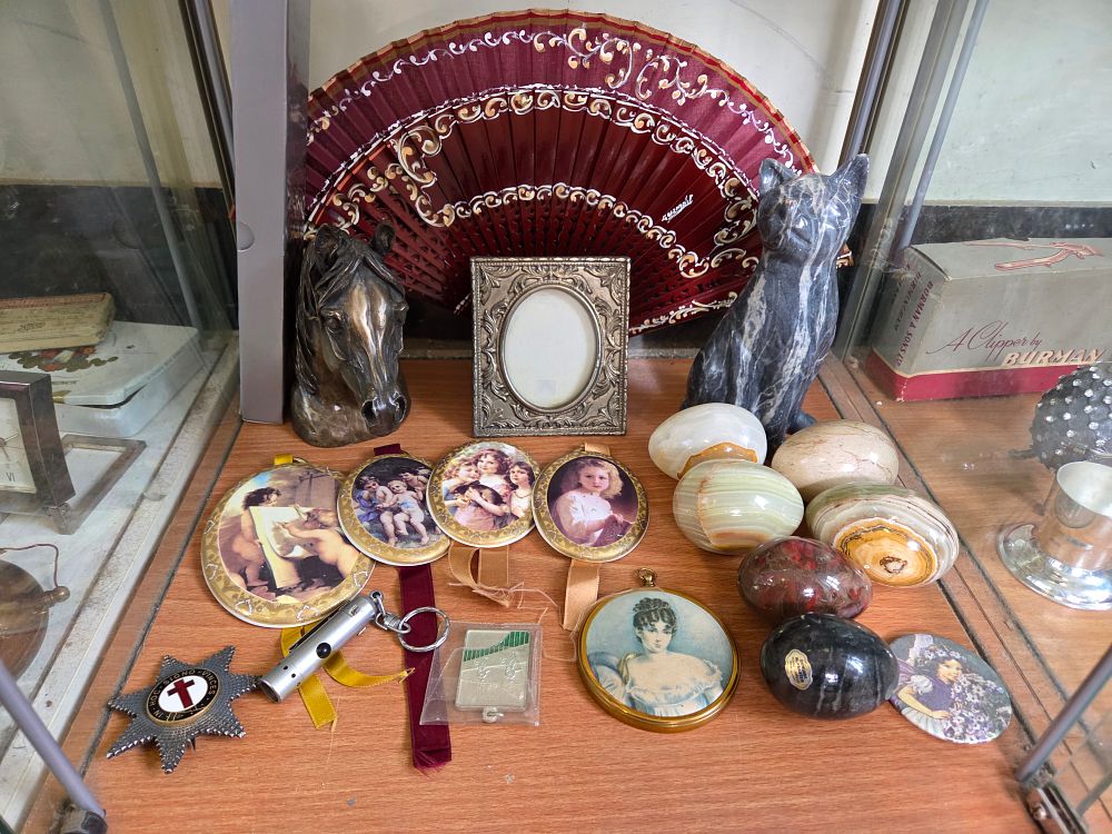 Lot 612 – An Assortment of Decorative Objects and Collectibles including Hardstone Eggs and a Commemorative Star Medal