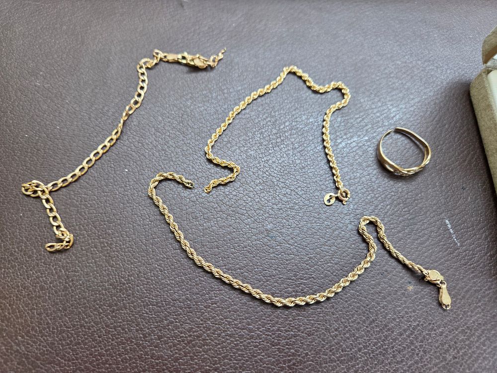 Lot 620 – A Collection of 9ct Gold 5.82g