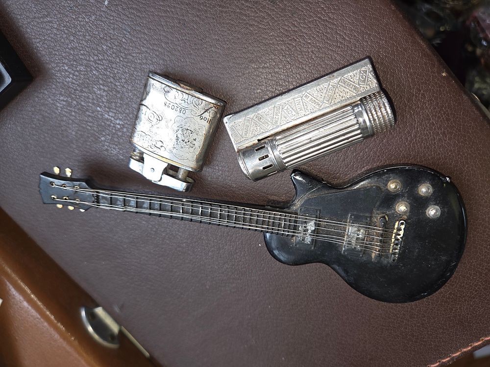 Lot 631 – A Trio of Vintage Pocket Lighters including an Austrian Fox Mini and a Les Paul Style Miniature Guitar