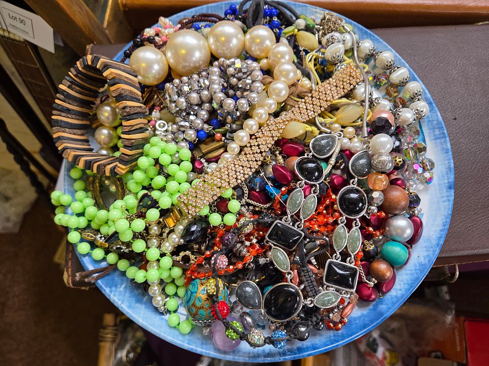 Lot 637 – A Large Assortment of Vintage and Contemporary Costume Jewellery