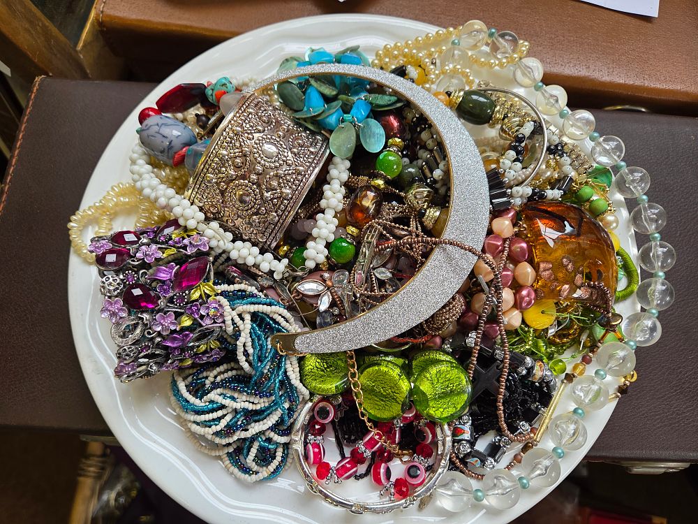 Lot 638 – A Large Assortment of Vintage and Contemporary Costume Jewellery
