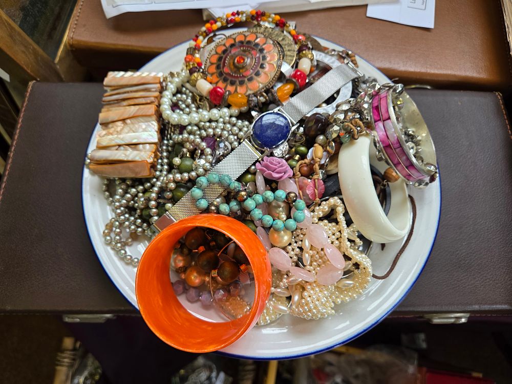 Lot 639 – An Assortment of Vintage and Modern Costume Jewellery and Fashion Accessories