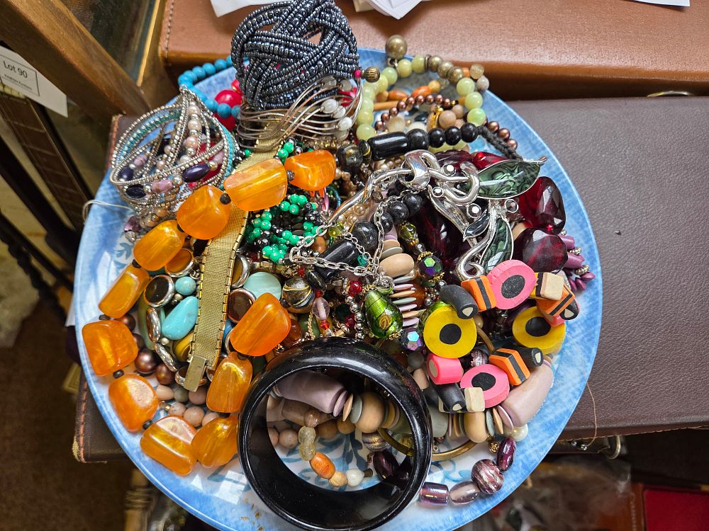 Lot 640 – A Large Assortment of Vintage and Modern Costume Jewellery