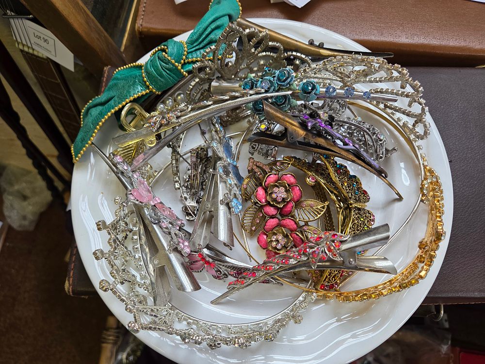 Lot 641 – A Collection of Vintage and Vintage-Style Costume Jewellery Hair Accessories and Decorative Clips