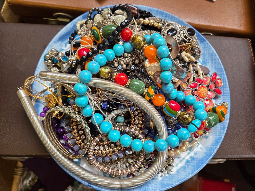 Lot 643 – An Assortment of Vintage and Modern Costume Jewellery