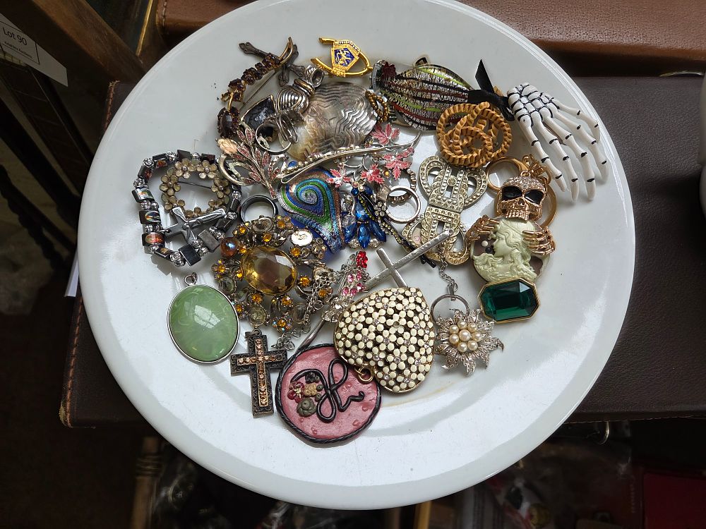 Lot 644 – An Assortment of Vintage and Contemporary Costume Jewellery including Brooches and Pendants