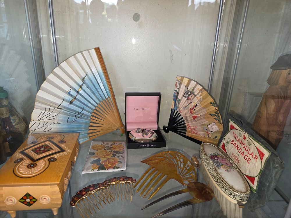 Lot 625 – A Collection of Vintage and Modern Personal Accessories, Decorative Objects and Ephemera