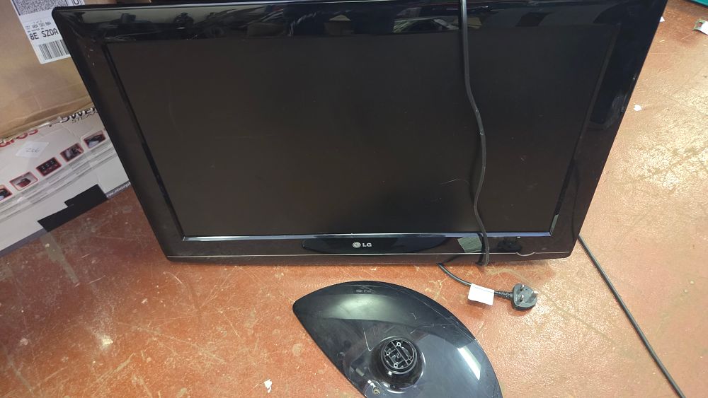 Lot 267 – An LG model 32LG5010-ZD 32-inch LCD television with remote. Powers on