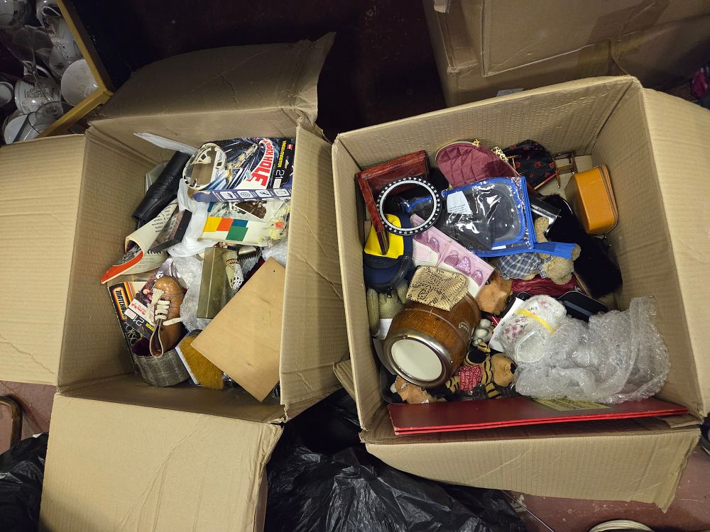 Lot 348 – An Assortment of Vintage Collectables, Household Sundries, and Ephemera