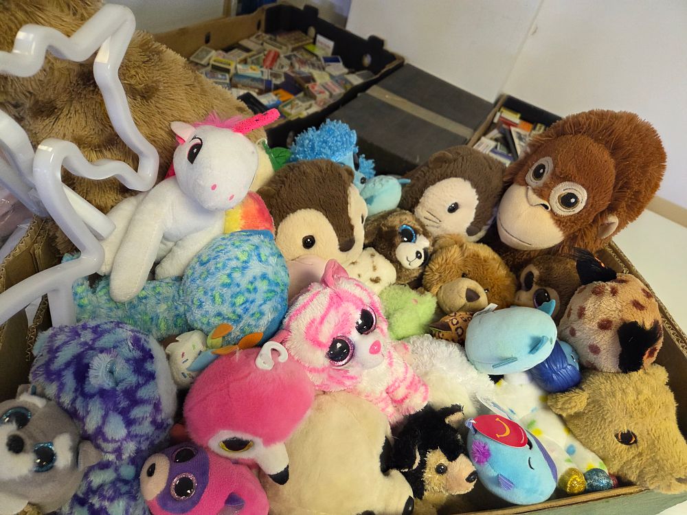 Lot 358 – A collection of assorted plush soft toys including examples attributed to Ty and Suprizamals