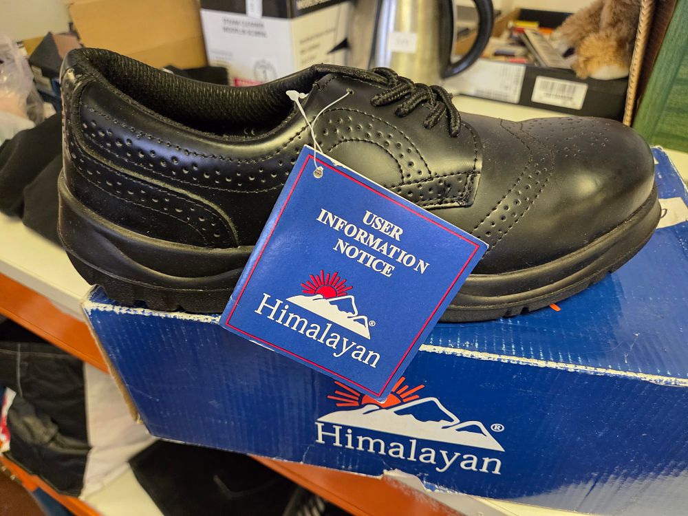 Lot 360 – A Pair of Himalayan S411 Black Leather Safety Brogues Size 9