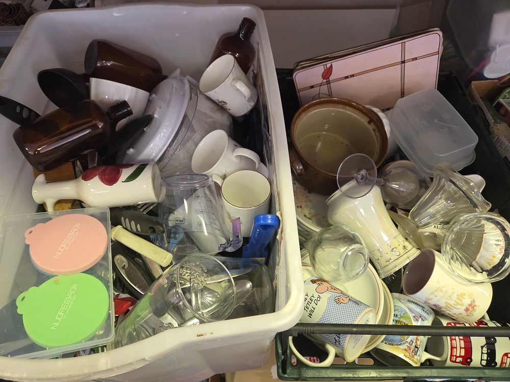 Lot 376 – An Assortment of Miscellaneous Household and Kitchen Wares
