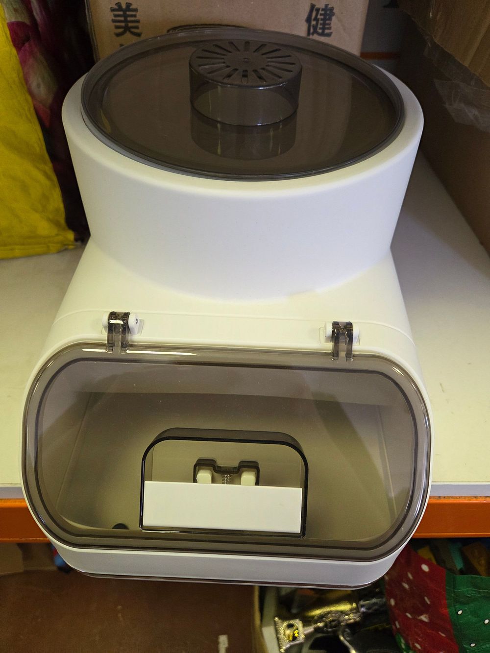 Lot 382 – A White Plastic Pet Grooming Vacuum Dust Collection Unit