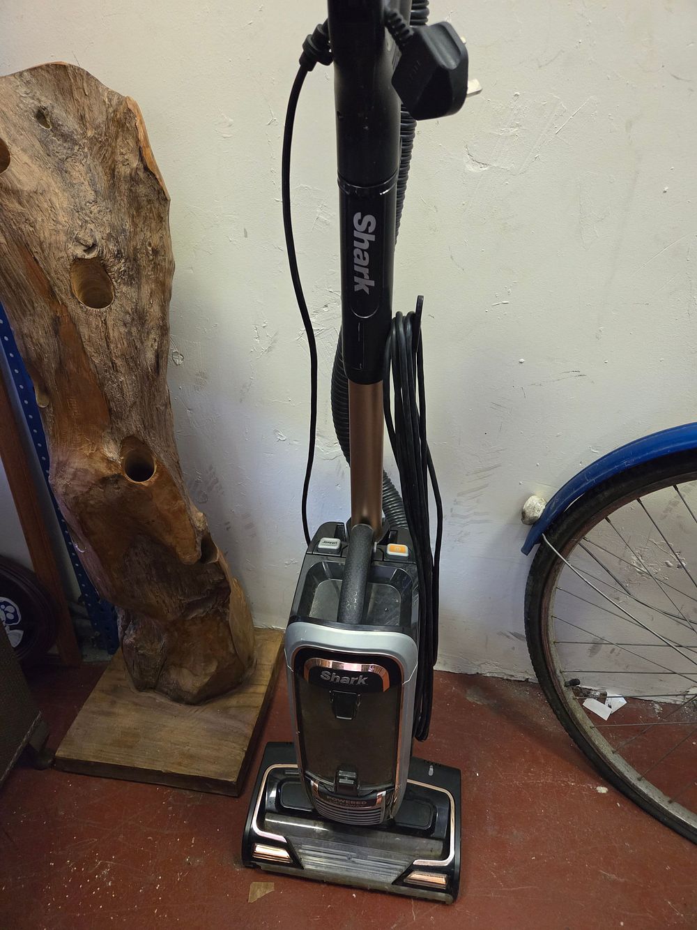 Lot 395 – A Shark Powered Lift-Away DuoClean Upright Vacuum Cleaner powers on