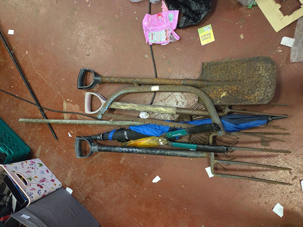 Lot 405 – A Collection of Assorted Garden and Outdoor Tools