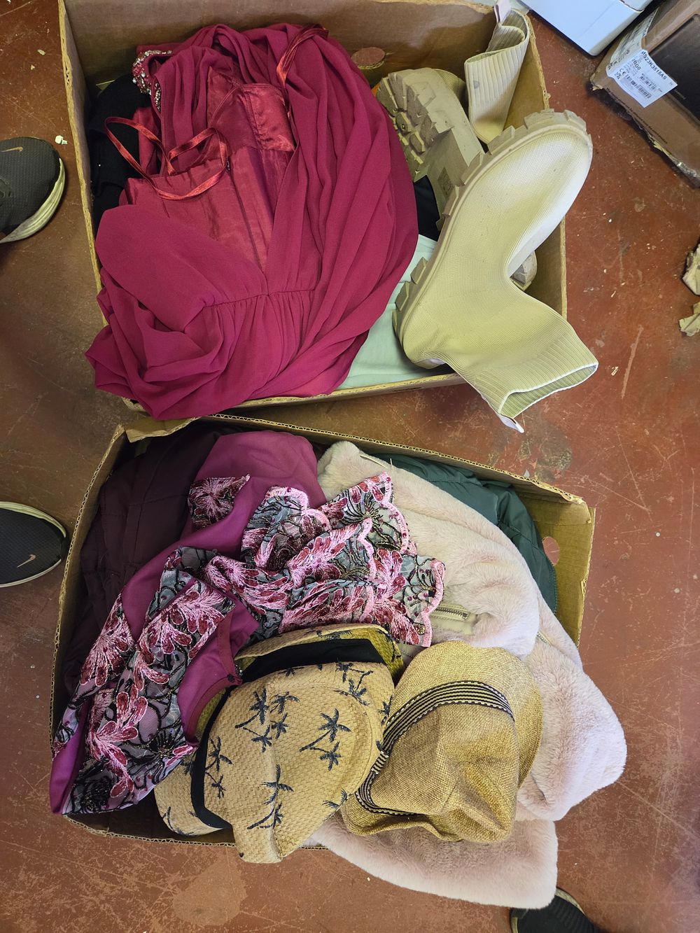 Lot 427 – An Assortment of Ladies’ Fashion Clothing, Footwear, and Accessories