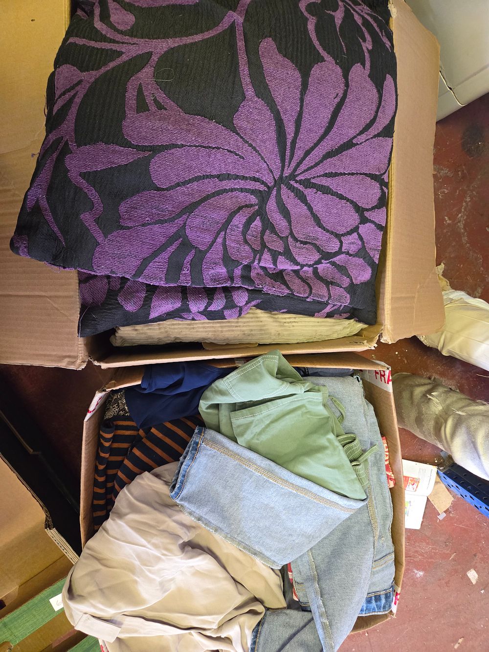 Lot 391 – A Collection of Mixed Textiles and Clothing