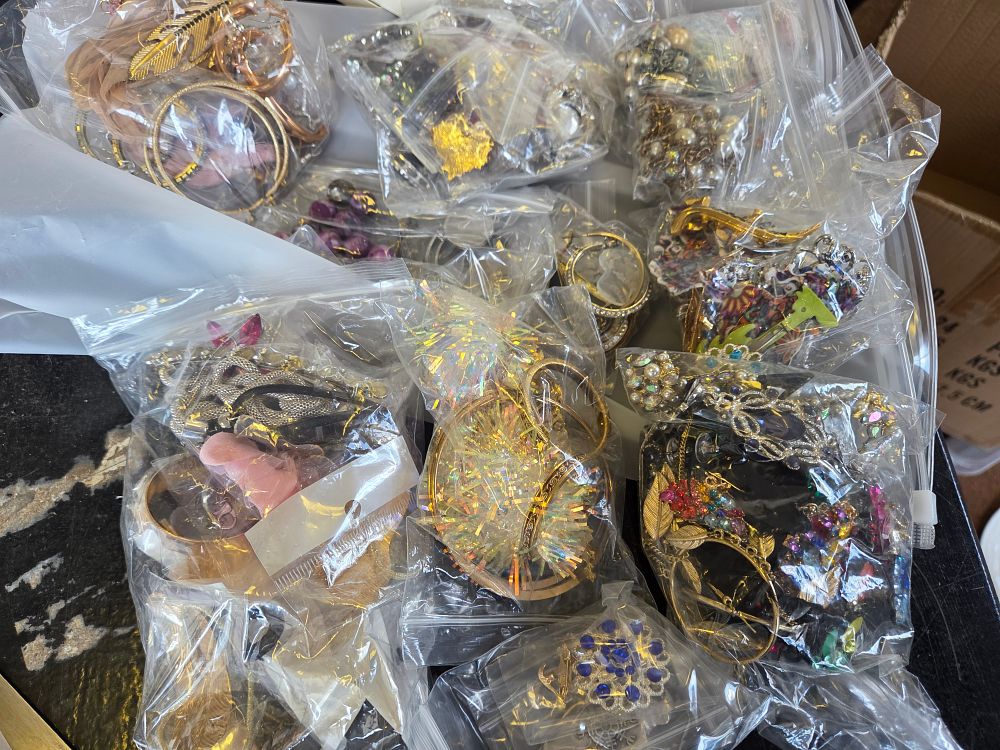 Lot 600 – A Collection of Assorted Vintage and Contemporary Costume Jewellery