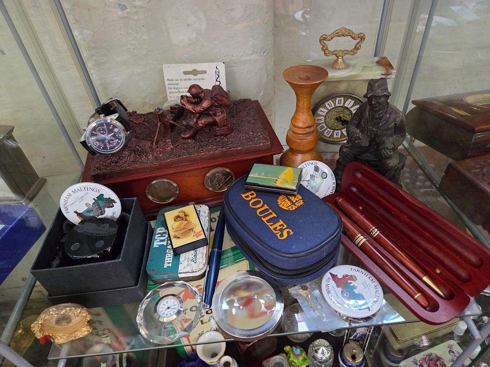 Lot 604 – A Collection of Vintage Collectables and Decorative Items including a Men’s Chronograph Watch and a Pen Set