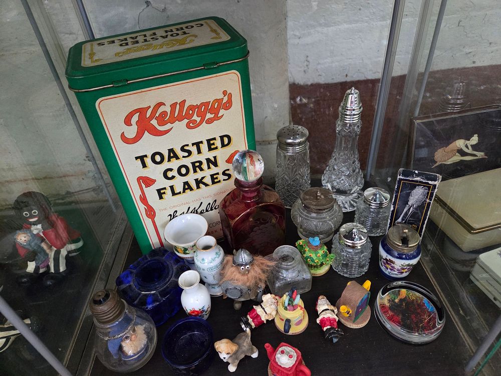 Lot 605 – A Collection of Vintage Kellogg’s Advertising Memorabilia, Glassware, and Decorative Collectibles