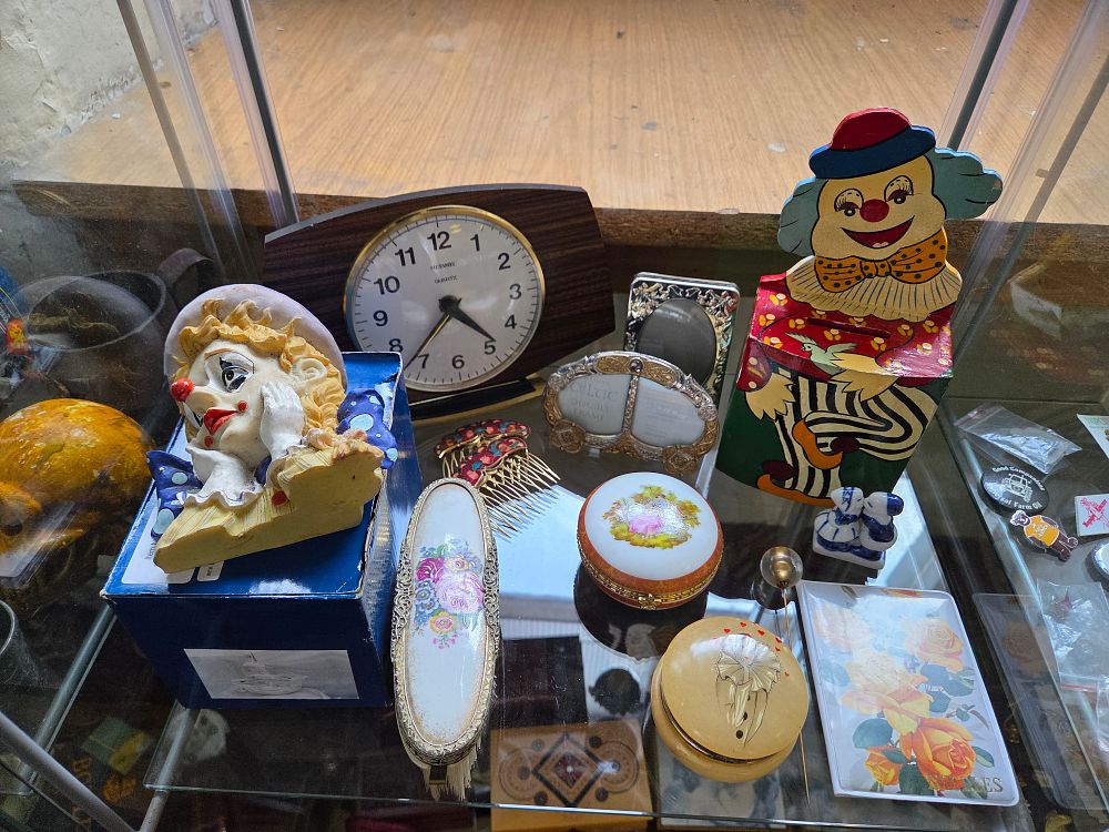 Lot 607 – A Collection of Decorative Collectibles including a Metamec Mantel Clock, Clown Figures, and Trinket Boxes