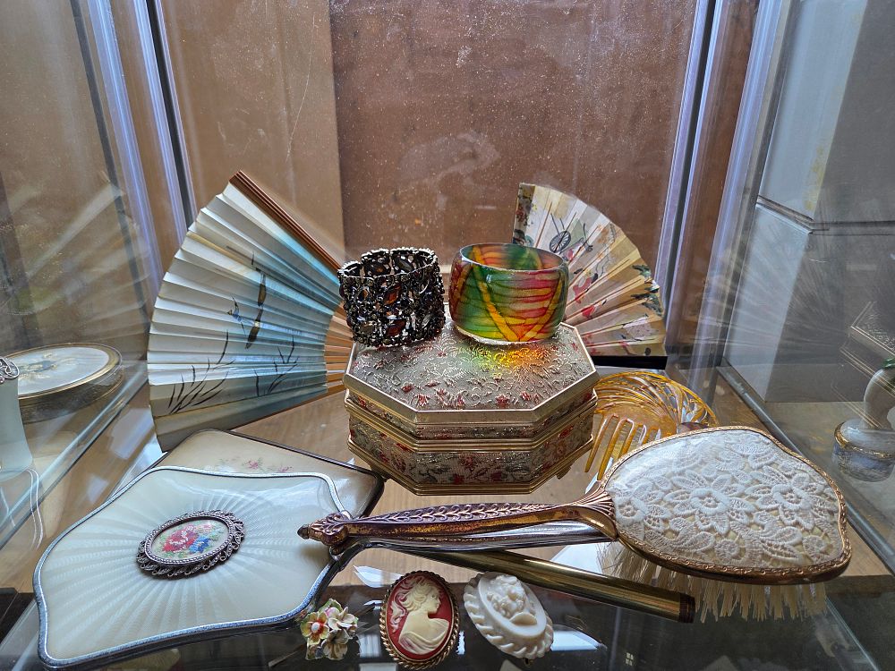 Lot 610 – An Assortment of Vintage and Antique Vanity Items, Jewellery, and Personal Accessories